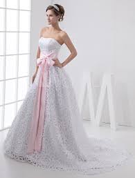 Unnachahmlich, leichte und komfortable brautkleider begeistern in femininen silhouetten. A Linie Hochzeitskleid Aus Satin Und Spitze Mit Rosa Gurtel Und Feinen Spitzen In Weiss Mit Kapelle Schleppe Milanoo Com