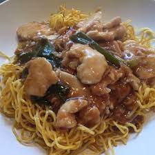 Hong Kong Style Chicken Chow Mein A Delicious Chow Mein With Crispy Noodles Chowmein Dinnerrecipes Noodled Chicken Chow Mein Chow Mein Chow Mein Recipe