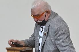 Do tej pory pieniądze mnie nie obchodziły. Lech Walesa W Kosciele Na Zdjeciach Widac Ze Wciaz Go Boli Super Express Wiadomosci Polityka Sport