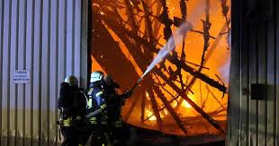Laut currenta und der stadt leverkusen ist der brand inzwischen gelöscht, die suche nach vermissten wird mit hochdruck fortgesetzt. Leverkusen Brand In Lagerhalle An Der Quarzstrasse Ursache Unklar