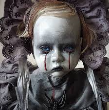 These doll head lamps would fit right in at our house. Especially love the  pleated barrel lampshades 🙌 I don't know who this photo belongs to, it was  in the weird wonderful