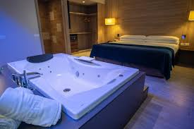 También puedes encontrar apartamentos con jacuzzi en la terraza y todo tipo de hoteles con encanto para parejas en barcelona. 10 Hoteles Con Jacuzzi En La Habitacion En Cataluna El Blog De Aladinia