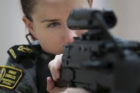 Leading Seaman Boatswains Mate Kate MacGregor completes her trade test for  the light support weapon F89 Minimi onboard HMAS Choules. [2000x1334] :  r/MilitaryPorn