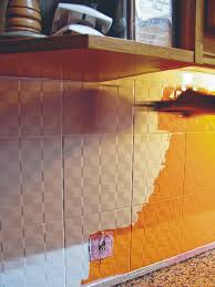 Una de las grandes ventajas de decorar con azulejos para cocinas es el hecho de que puedes elegir entre un pintar la cocina y alicatar: Paso A Paso Como Pintar Los Azulejos Del Bano Y La Cocina