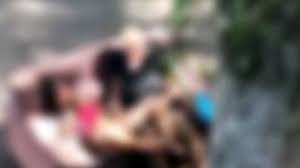 Casal é flagrado fazendo sexo em cima de sofá no meio da rua