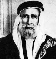 ولد الملك علي في مكة عام 1879 من أبوين هاشميين هما الشريف حسين بن علي والشريفة عابدية بنت عبد الله بن عون، وتلقى هناك دروسًا في اللغة العربية والقران الكريم والعلوم الأخرى، وفي عام 1887 توفيت والدته الشريفة. Ø­Ø³ÙŠÙ† Ø¨Ù† Ø¹Ù„ÙŠ Ø´Ø±ÙŠÙ Ù…ÙƒØ© Ø§Ù„Ù…Ø¹Ø±ÙØ©