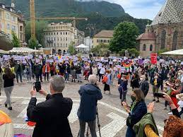Si sono organizzati per escludermi ed impedirmi di parlare a causa di 'hateful speech' (discorsi d'odio, ndr), in un social dove non solo non ho mai rivolto un solo insulto a nessuno, ma li ho sempre e solo subiti, e chiunque può testimoniarlo. Ddl Zan 300 Manifestanti In Piazza Walther A Bolzano Trentino Aa S Ansa It