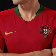 Ao longo dos anos a seleção de portugal foi apresentando equipamentos para jogar nas várias competições em que obteve a qualificação. Camisolas Selecao Nacional 2018