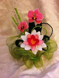 Un modo diverso per comporre i fiori fatti a uncinetto è riunire gli stessi in un bouquet , io. Orchidee E Ninfea Crochet Plant Crochet Flowers Flowers Bouquet