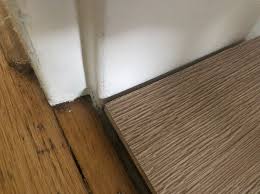 Abhängig vom fußbodentyp kann es sinnvoll sein, einen spalt zwischen zarge und fußboden zu lassen, welcher anschließend mit silikon versiegelt wird. Laminat An Stahlzargen Verlegen So Geht S