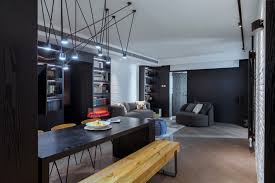 餐桌旁边的客厅 简单放置了沙发和书柜 显得空间更开阔 通往主卧的门被设计成隐形式 让公共区域更加完整 在这里 屋主可以阅读 观影 品酒 享受一切独处时的惬意与感动 home decor home furniture