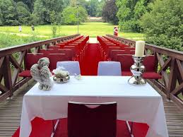 Eine hochzeitsgesellschaft fährt im konvoi durch herten. Romantische Outdoor Hochzeit Im Historischen Schloss Herten