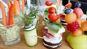 Mit diesen originellen und einfachen party fingerfood ideen gelingt ihnen dies bestimmt. 4 Schnelle Party Snacks Leckeres Fingerfood Selber Machen Fur Silvester Geburtstag Buffet Youtube