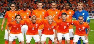 Hij staat er om bekend niet met een vaste selectie te werken, maar veel debutanten te laten ruiken aan het nederlands elftal. Nederlands Elftal 2014 Voetbal Sport Wk 2014