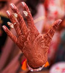 Trending Gorgeous Midi Rings On Brides In 2020 Indian Wedding Planning Online Wedding Planning Bridal Mehndi Designs