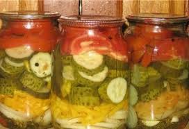 салат на зиму из огурцов и помидор и лука Salat Zagotovka Iz Ogurcov Pomidorov I Luka Zagotovki V 2019 G Letnie Salaty Zimnij Salat I Salaty