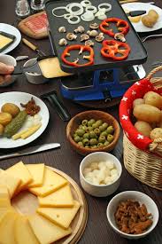 Welche zutaten benötigt man, wenn man mit einem raclette essen zubereiten möchte? Raclette Zutaten Rezepte Und Tipps Essen Und Trinken