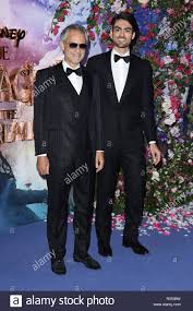 Matteo bocelli è un cantante e modello italiano di 23 anni, figlio di uno dei tenori più conosciuti al mondo, andrea bocelli. Matteo Bocelli Andrea Bocelli Son Matte