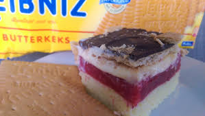Bananen schoko butter keks kuchen schmeckt gut gekühlt besonders gut. Himbeer Erdbeer Schnitten Mit Butterkeksen Und Schokolade Sugaraddict