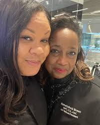 Mimi Bates's Instagram, Twitter & Facebook