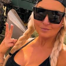 Always fascinated seeing Deeres and Kangaroos in the same field 🥸