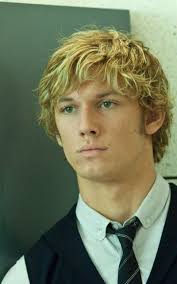 If there is one actor with blonde hair who does justice to the whole brown eyes and blonde hair look it is josh hutcherson. Blond Hair Green Eyes Alex Pettyfer Blonde Hair Green Eyes Actors
