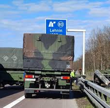 Bei dem unfall wurden mehrere menschen verletzt. Unfall A13 Brandenburg Reisebus Kommt Von Autobahn Ab 9 Schwerverletzte Welt