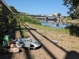 Photo Toujours trop de dchets sur les berges du Cher  Montluon ...