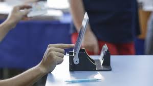 Sute de turiști și constănzeni așteaptă să intre la urne. Nereguli La Vot Mai A Sesizat Sts Privind Posibile Erori In Operarea Tabletelor Din SecÈiile De Votare