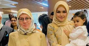 Kandungan siti kini empat bulan, katanya yang menemani siti pada sidang media virtual itu. Showbiz I Almost Called It Quits If Not For The Queen Says Siti