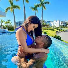 Old footballer and crisp magnate. Juventus Turin Und Douglas Costa Ex Bayern Star Sorgt Mit Pool Fotos Fur Wirbel