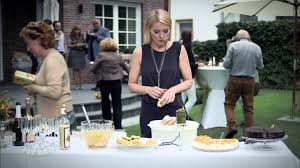 Als bonus entgeht der kunde den weg in die fußgängerzone und hat eine überwältigende auswahl problemlos sofort zu gesicht. Immer Diese Familienfeiern Knallerfrauen Mit Martina Hill Youtube