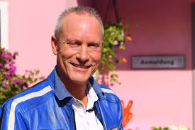 Alexandra und paul flirten im keller, was das zeug hält und auch claudia und ronald im haus oben können ihre zuneigung zueinander kaum geheim halten.promi bi. Zum Ersten Mal Kein Haus Promi Big Brother Schickt Seine Bewohner Auf Den Campingplatz Presseportal