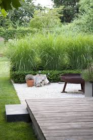 Dieartigegarten Sommerterrasse Hinter Chinaschilf Kiesterrasse Holzdeck Feuerschale Chinaschilf Diearti In 2020 Minimalist Garden Garden Design Garden Types