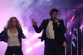 What a feeling ahou baby don´t go oh.o.o.o.o.oh you´ve got me begging, begging got me begging for more i won´t let go. Grabbarnas Andra Chans Qx