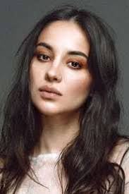 Fan Casting Vivianne Dietz as Nina Simonetti in La familia perfecta