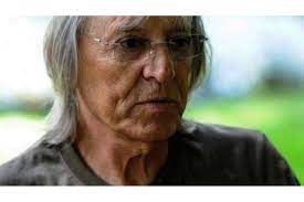 Este o mană de oase și piele. VeÈ™ti Proaste Despre Starea De SÄƒnÄƒtate A Lui Mihai Constantinescu Ce Se IntamplÄƒ Cu Artistul Impact