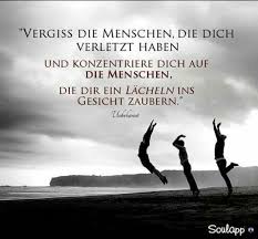 Bring a smile to your face. Vergiss Die Menschen Die Dich Verletzt Haben Und Konzentriere Dich Auf Die Die Dir Ein Lacheln Ins Gesicht Nachdenkliche Spruche Spruche Weisheiten Spruche