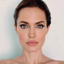 تختار أنجلينا جولي المكياج الخفيف الجذاب Angelina Jolie Makeup Angelina Jolie Beauty Hair Makeup