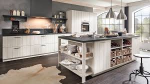 Eine Moderne Kuche Im Landhausstil In Dezenten Farben Gehalten Ist Diese Kuche Zeitlos Kitchen Cook Kuc Kuche Landhaus Modern Landhauskuche Kuchen Mobel