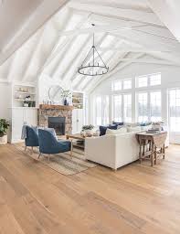 White Sectional Sofa And Navy Accent Chairs Beach House Living Room Navy Living Rooms Living Room Decor Neutral