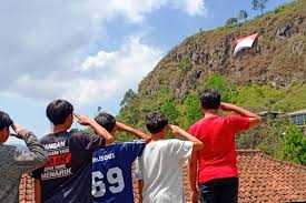 Gunung bendera di desa cupang, kecamatan gempol, kabupaten. Pecinta Alam Kibarkan Bendera Merah Putih Di Gunung Batu Lembang