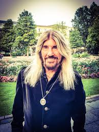 Gil ofarim wird gegen ende der 90er jahre durch eine gil ofarim wird als sohn des berühmten sängers abi ofarim in münchen geboren und erfährt so schon. Gil Ofarim Ich Brauche Keinen Feiertag Um Zu Wissen Was Mein Vater Mir Wert Ist Und Wie Sehr Ich Ihn Liebe Du Liebst Deine Kinder Und Enkel Bedingungslos 365