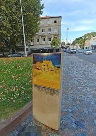 Mekânda içecek servisi yapan bar bulunur. File Casa Amarilla Arles Jpg Wikimedia Commons