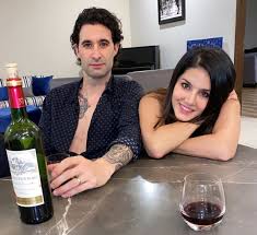 Over 31 sunny leone posts sorted by time, relevancy, and popularity. Sunny Leone Family Fly Off To Us Amid Covid 19 Pandemic India New England News