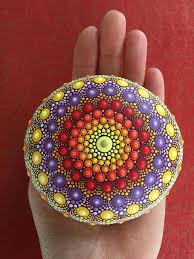 Ich Verkaufe Diesen Wunderschonen Handgemalten Mandala Stein In Den Farben Gelb Gold Orange Rot Pflaume Flieder Pi Mandala Steine Steine Mandala Gemalde