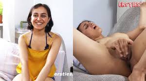 Ersties - Jasmina ist offen für alles und verwöhnt ihre rasierte Pussy