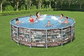 So können sie im sommer im eigenen schwimmbad entspannen und nach der arbeit die freizeit genießen. Bestway Pool 488x122