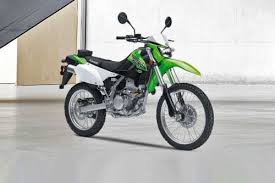 Untuk tipe ini juga dilengkapi beragam aksesoris tambahan, seperti hand guard, engine guard, dan warna hitam pada bagian body dan velg. Kawasaki Klx 250 2021 Harga Otr Promo April Spesifikasi Review