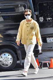 Ver más ideas sobre harry styles, fotos de harry styles, fondo de pantalla de harry styles. Harry On The Set Of Dwd Today In 2020 Harry Styles Photos Harry Styles Cute Harry Styles